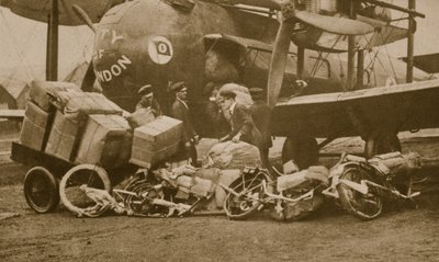 Beladen der Vickers-Vimy-Maschine City of London mit Motorradrahmen für Köln von English Photographer